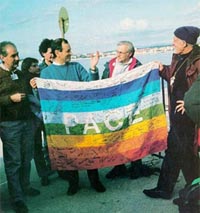 Sarajevo, dicembre 1992. Sorreggono la bandiera della pace: a sinistra don Albino Bizzotto; a destra, don Tonino Bello